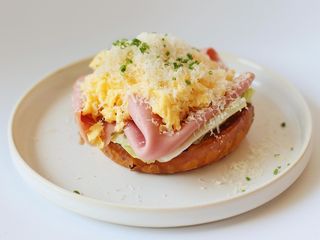 Скрембл на тості з салатним листям та мортаделою (190г)