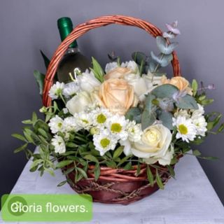 კალათის კომპოზიცია ყვავილების მიქსით და ღვინით