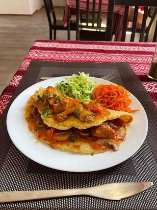Gulasz wieprzowy i placek ziemniaczany