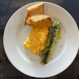 Huevos Payeses Revueltos Tostadas Y Aguacate