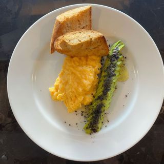 Huevos Payeses Revueltos Tostadas Y Aguacate