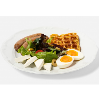 Греческий завтрак с картофельной вафлей, отварным яйцом и фетаксой