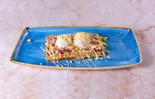 Malina, bela čokolada waffle