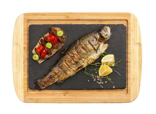 Пъстърва на барбекю с гарнитура (350г)