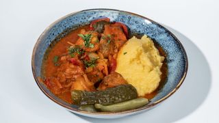 Tocanita de somn cu mamaliga si castraveti murati 