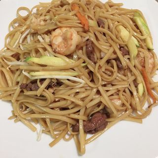 Tallarines Frito con Tres Delicias