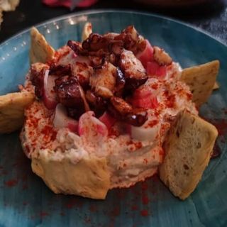 Ensaladilla De Pulpo Y Gambas Al Ajillo