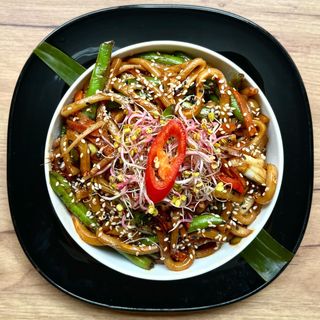 UDON Z WARZYWAMI W SOSIE HOI SIN