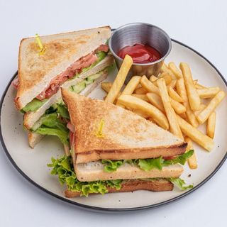 Клаб-сэндвич с лососем 