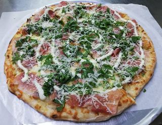 Crudo, pomodorini, rucola e parmigiano