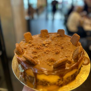 Porción de tarta de queso y lotus