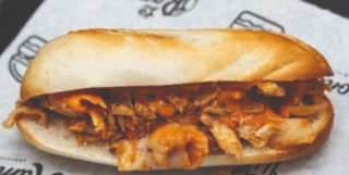 Ramoncito de kebab de pollo con salsa emmy ramona y cebolla crujiente