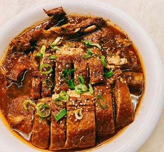 招牌一品鸭Pato con salsa al estilo Wino 