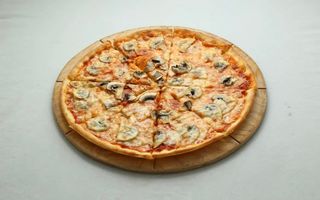 Пицца с ветчиной и шампиньонами