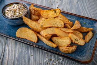 Cartofi felii cu verdeata