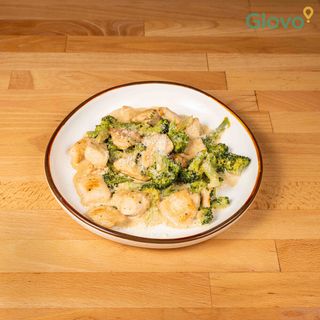 Пилешко филе с броколи, топено сирене и сметана (350г)