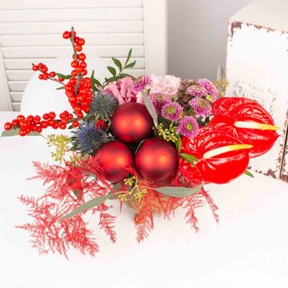 Aranjament cu anthurium, globuri rosii si ilex