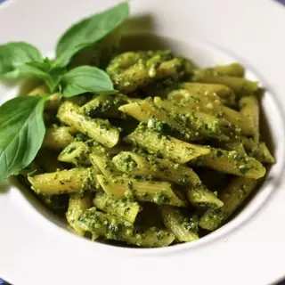 Penne al pesto con granella di pistacchio