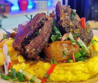 Pastramă de berbecuț cu mămăliguță și murături asortate