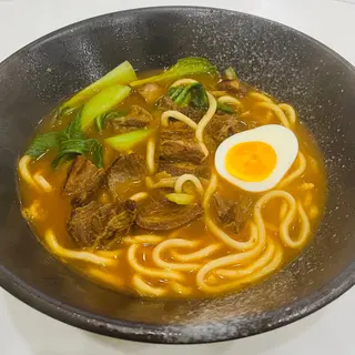 129. Ramen in brodo con vitello e verdure