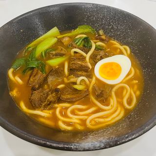 129. Ramen in brodo con vitello e verdure