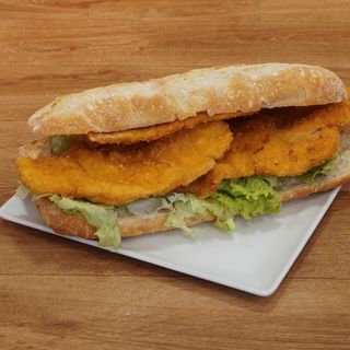 Bocadillo de Pechuga (Empanada) de Pollo con  Alioli