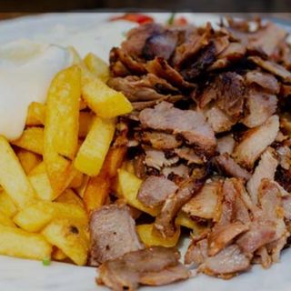 Patatas y carne grande