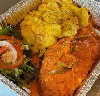 Pescado Con Coco Y Tostones