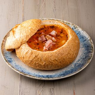 Ciorba de fasole cu afumatura in paine