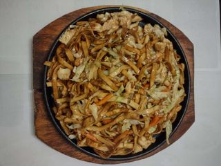 Пържени спагети на плоча с пилешко (600г)