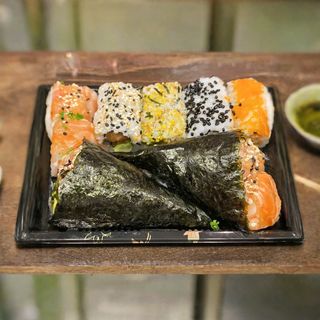 T133 Sushi e temaki [12 pecas