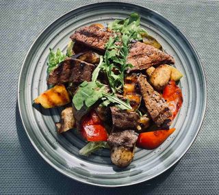 Теплий салат з телятиною (300г)