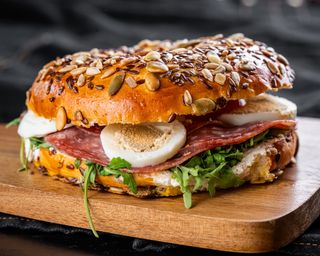 Bagel cu Prosciutto Cotto si Sos Pesto