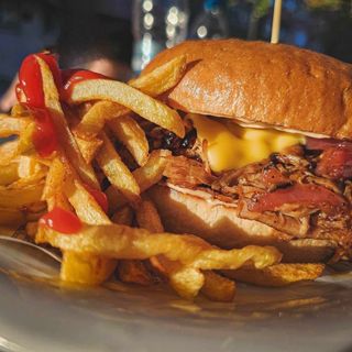 Бургер със свинско дърпано (450г)