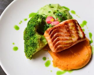 Лосось з кремом батату та еспумою з пармезану (260г)