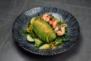 Salată creveți avocado