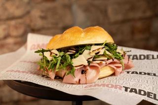 14 Mortadella, parmigiano, rucola, glassa aceto balsamico