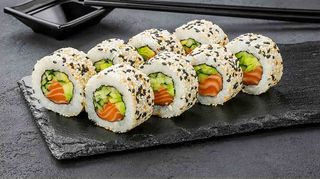 Рол Каліфорнія з копченим лососем в кунжуті