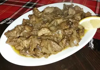 Свински мръвки с лук (500г)