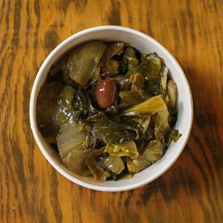 Scarola con acciughe, capperi e olive
