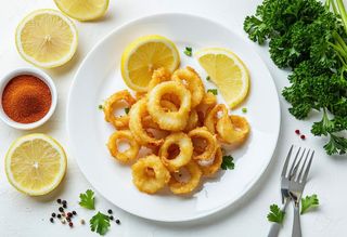 Kalmary chrupiące na maśle z czosnkiem