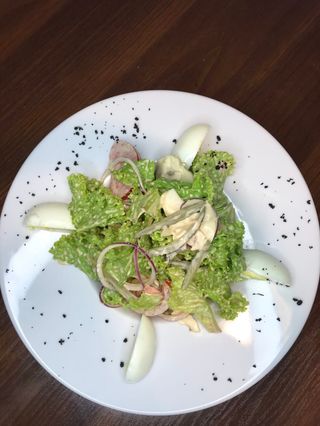 Теплий салат із курячою печінкою