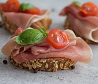 Брускети с прошуто