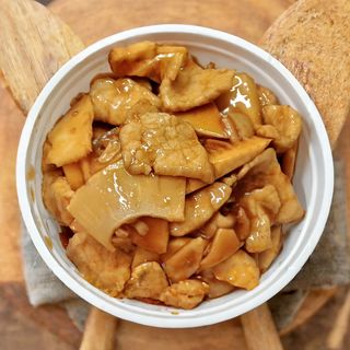 cerdo con bambú y setas chinas