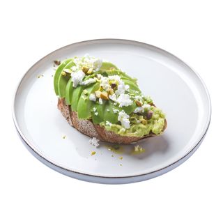 Tostadas con aguacate, queso crema y huevo revuelto