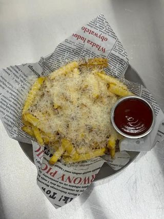 FRYTKI Z SEREM CHEDDAR I SOSEM