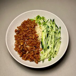 Fideos con salsa de carne 肉酱拌面