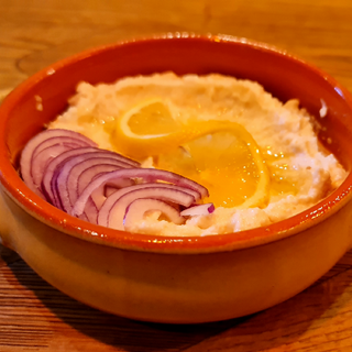 Salată de icre de crap cu pâine prăjită