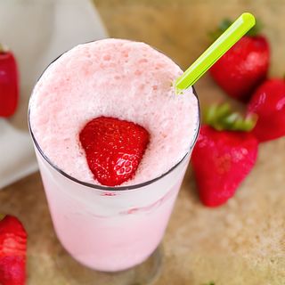 Молочный коктейль клубничный