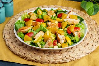 ქათმის და ანანასის სალათი ახალი